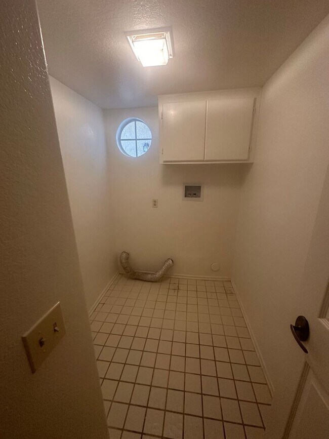 Building Photo - 5 BEDROOM, 2 STORY,SPACIOUS VICTORVILLE HOME! NEAR MALL!