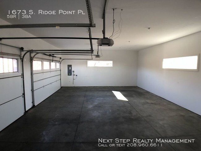 Building Photo - 5 bed 3 bath - Right Next to Table Rock