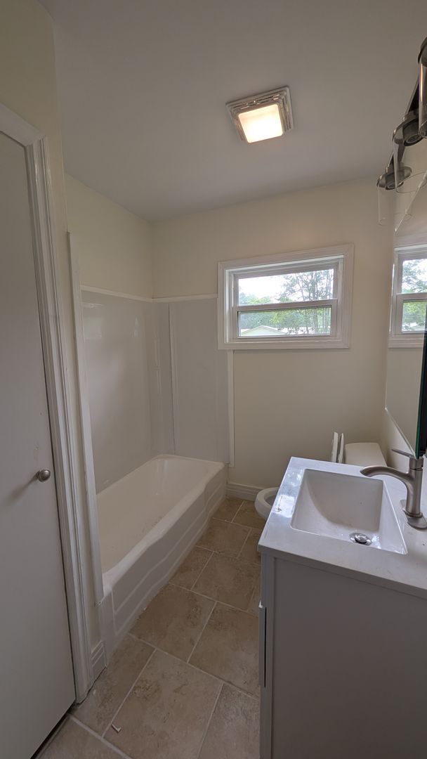 Building Photo - Newly Renovated -- Walking Distance to the...