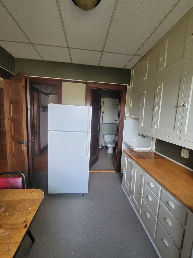 Building Photo - Best Apartments