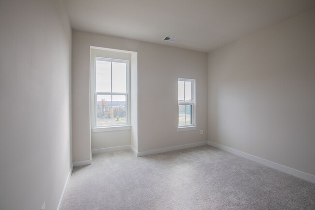 Building Photo - Stunning 3 BR/2.5 BA Townhome in Laurel!