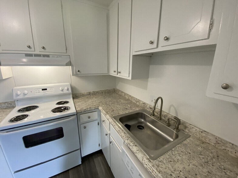 Building Photo - 1005 Hickory Hill Ln