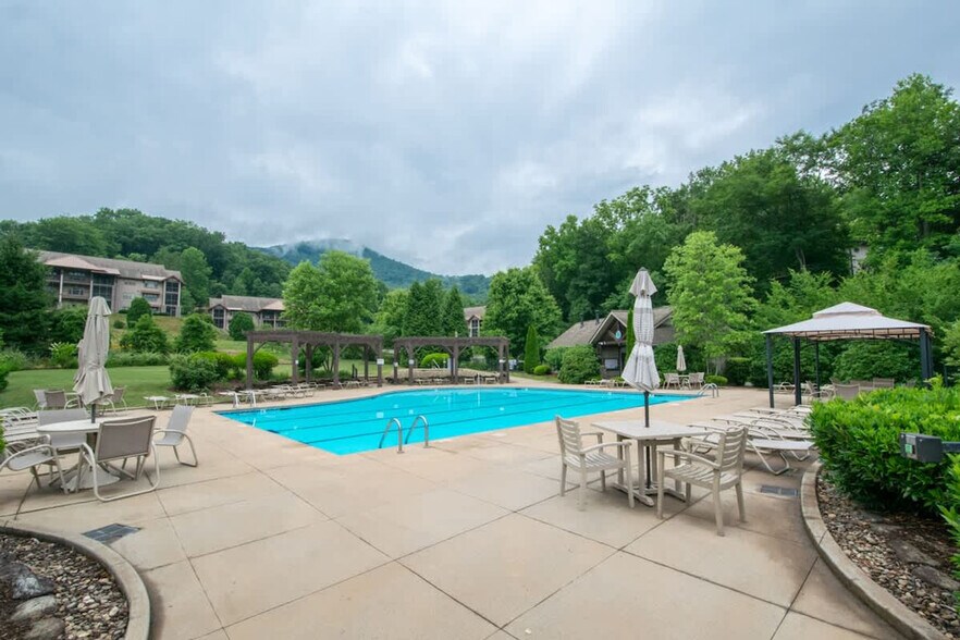 Building Photo - 1560 Country Club Dr