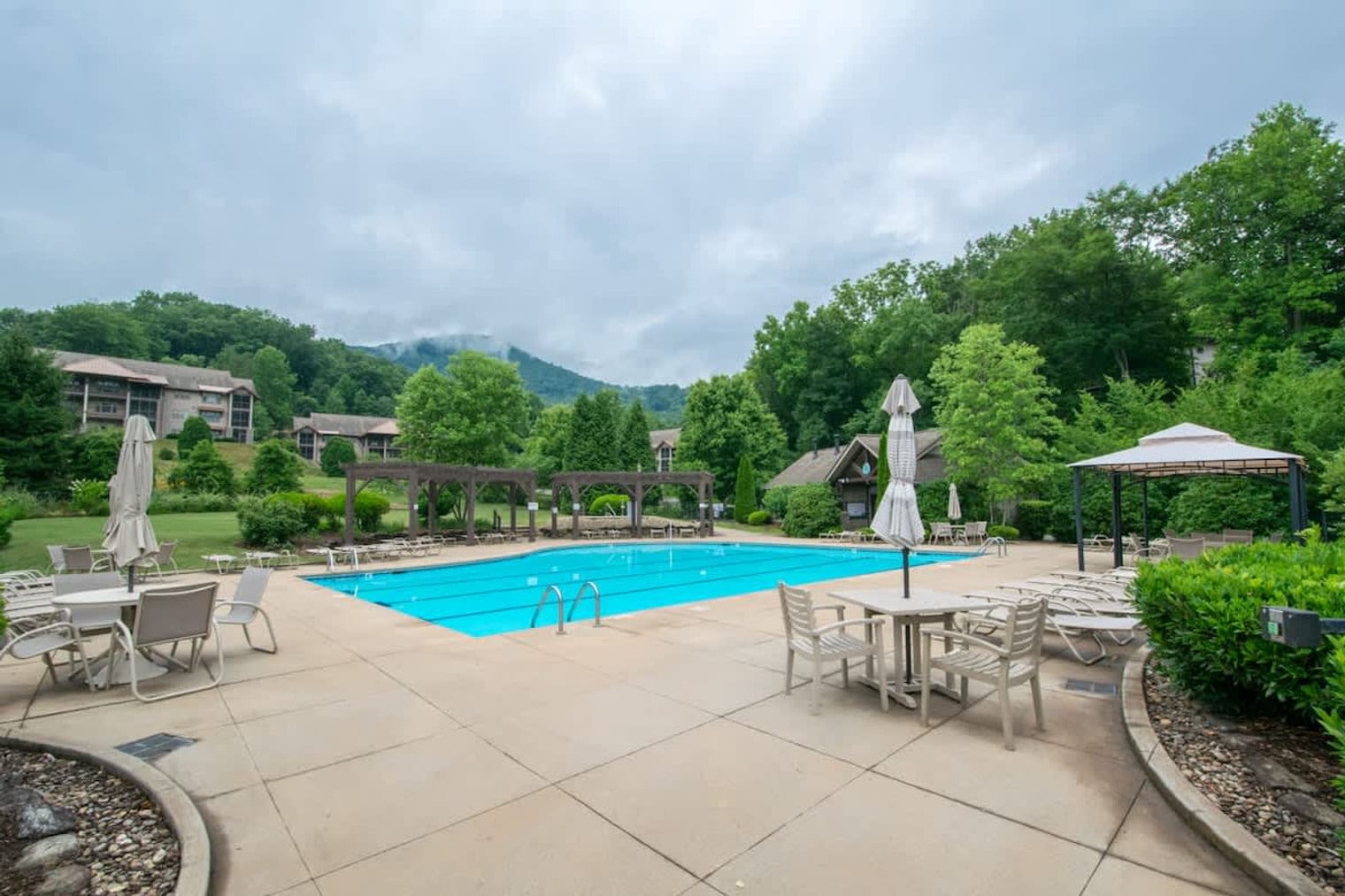 Building Photo - 1560 Country Club Dr