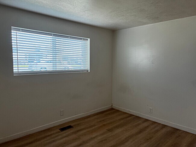 Building Photo - 3909 Benview Ave