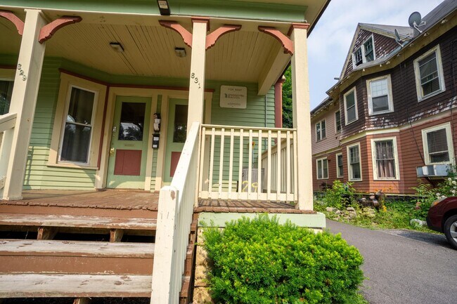 Building Photo - Spacious 3 Bedroom With Beautiful Front Po...
