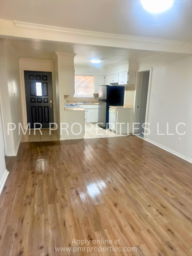 Building Photo - 4 Bed / 1.5 Bathroom House