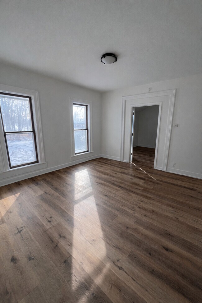 Building Photo - 393 Wellington Ave