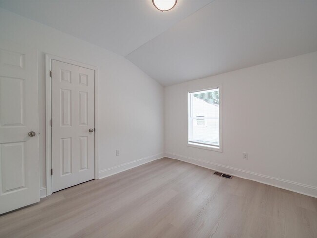 Building Photo - Beautifully Remodeled 3-bedroom, 2 bath house