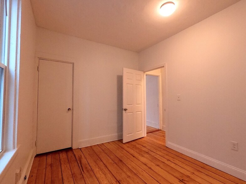 Building Photo - 90 Wenham St
