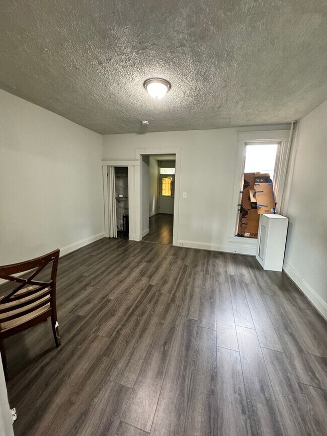Building Photo - Rowhome for rent in Baltimore!