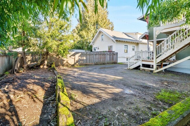 Building Photo - Charming, vintage 2-bdrm/1-bath upper in Richmond neighborhood. W/D, storage, off-street parking