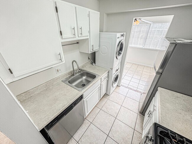 Building Photo - ***Coming Soon*** Sun-filled 1 Bed 1 Bath Condo In Scenic River Terrace - Water Included!