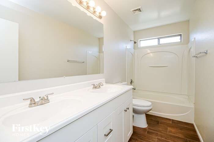 Building Photo - 2457 E Meadow Creek Way