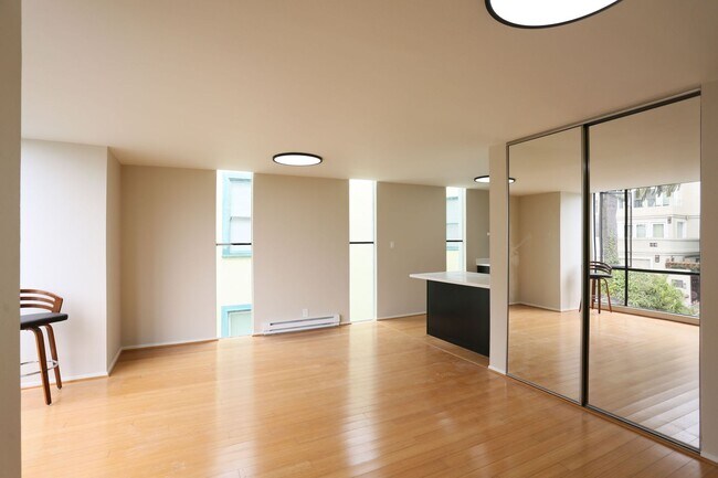 Building Photo - 439 Greenwich St