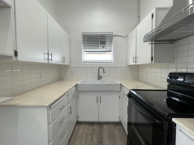 Building Photo - Updated 2 bedroom, large fenced back yard ...