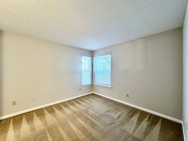 Building Photo - Updated 1st Floor/1-Level Condo Available ...