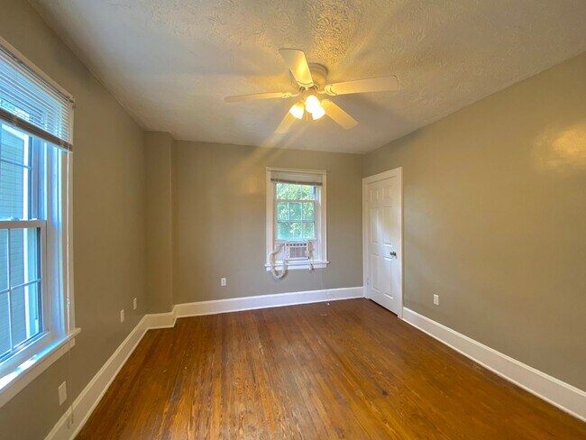 Building Photo - 5 bed/ 2 Bath Mins. from UC Only $750/pp (...