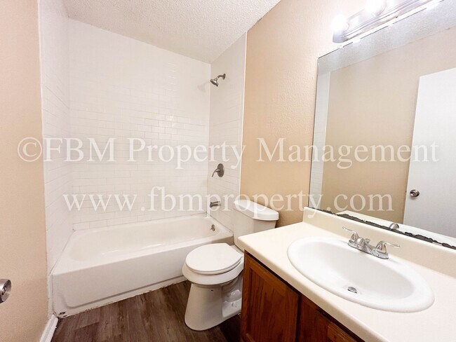 Building Photo - 608-B Walter Stephenson - Downstairs 2 Bed...