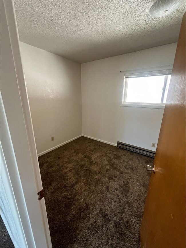 Building Photo - Charming apartment in a quiet complex