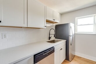 Building Photo - FULLY RENOVATED duplex in East Ridge!