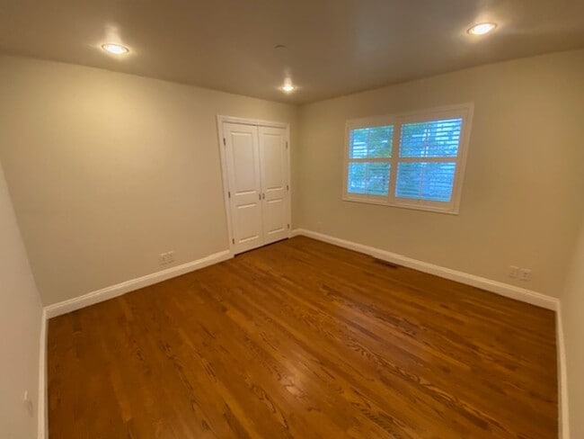 Building Photo - 1122 Miles Ave