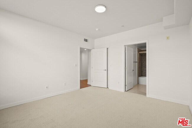 Building Photo - 401 Serrano Ave
