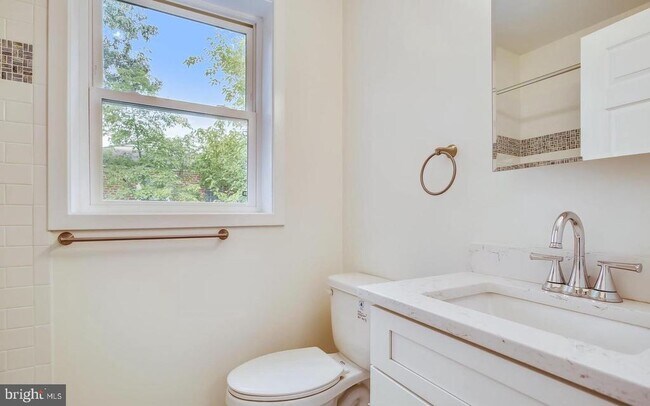 Building Photo - 900 N Garfield St