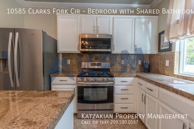 Building Photo - Bedroom with Shared Bathroom & Garage Space