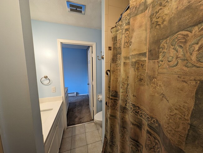 Building Photo - Updated 2bd/1ba Condo w/ Pool & Heated Par...