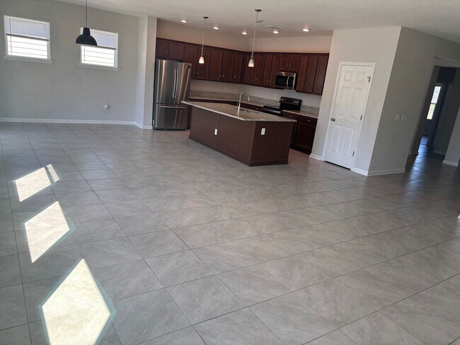 Building Photo - 4 Bedroom 3 Full Bath House in Convenient Location