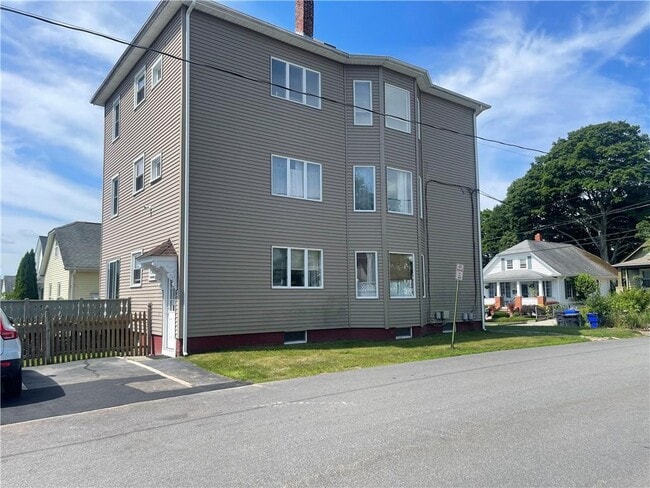 Building Photo - 22 Sheffield Ave