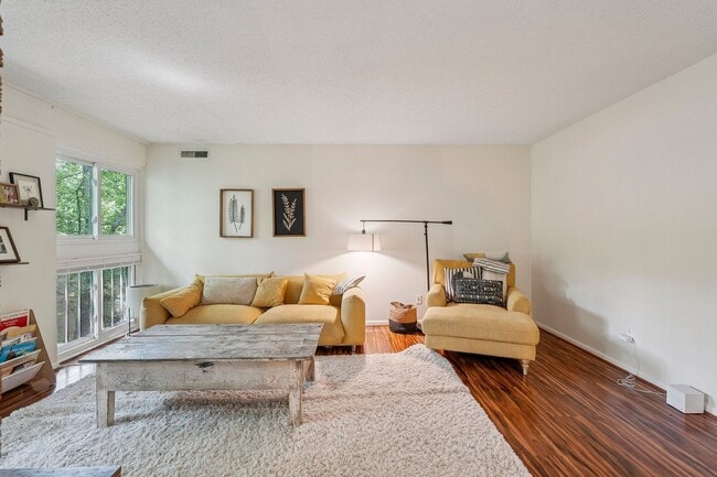 Building Photo - Top-floor condo located in the charming La...