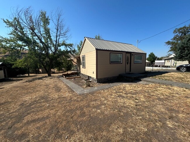 Building Photo - Fully furnished large 1 bedroom