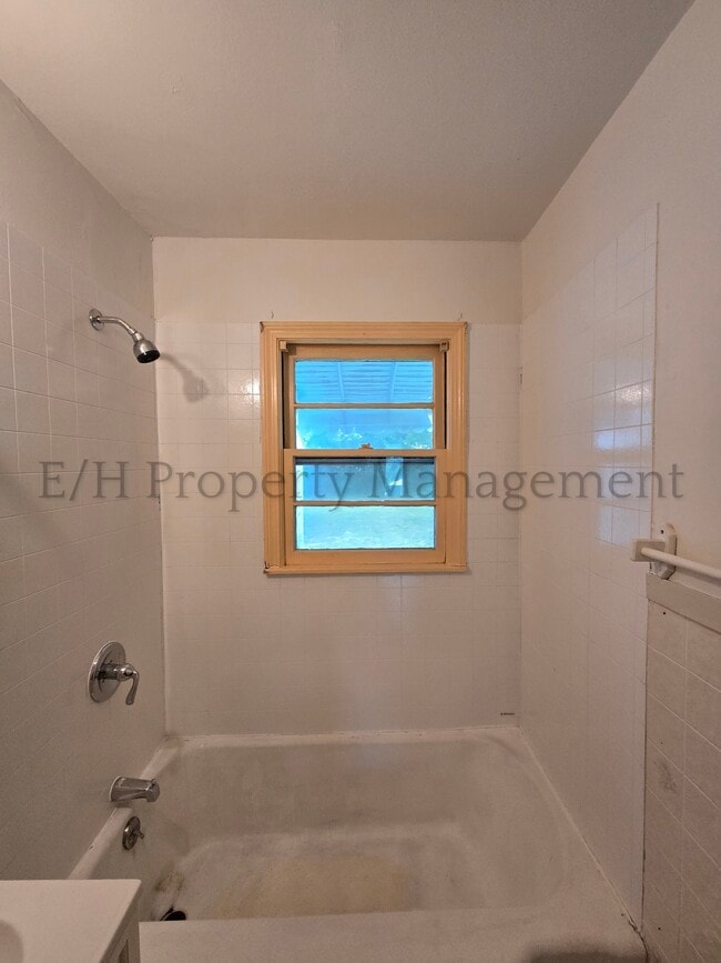 Building Photo - 826 S Fountain St