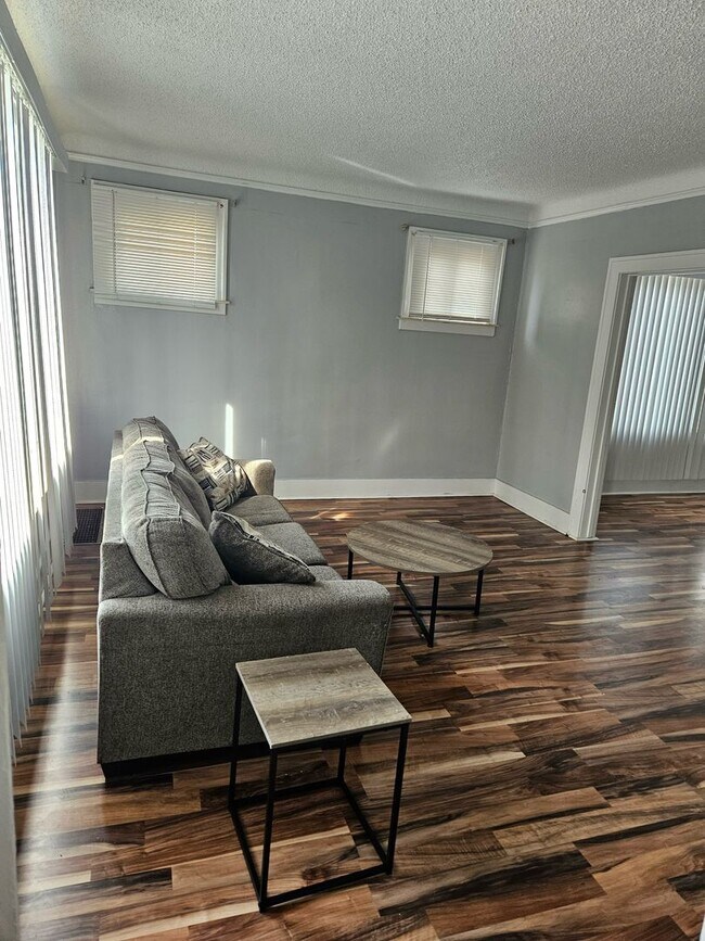 Building Photo - 2 bedroom/ 1 bathroom Detroit's Westside F...