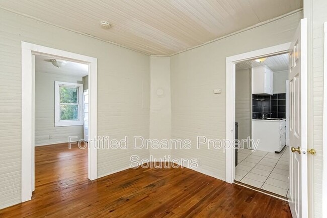 Building Photo - 1704 Lincoln Ave