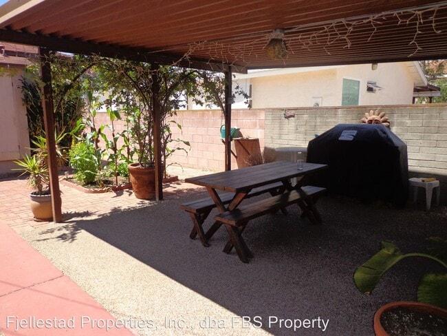 Building Photo - 1664-1668 Thomas Ave