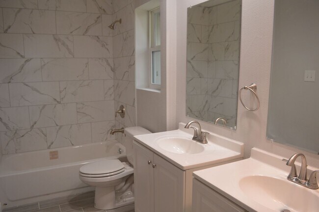 Building Photo - Gorgeous, Spacious 4 bed 2 bath