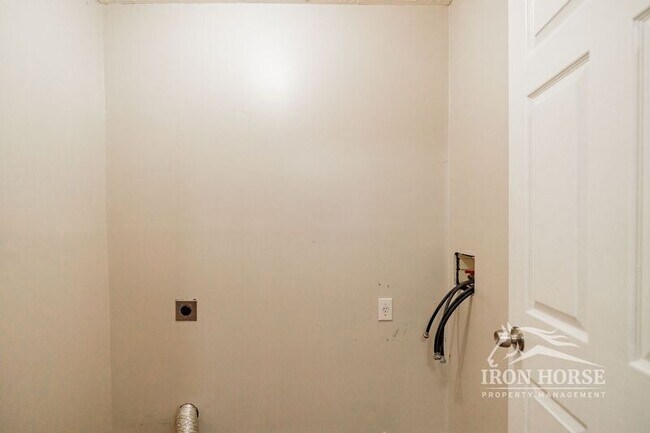 Building Photo - 605 Baron Dr
