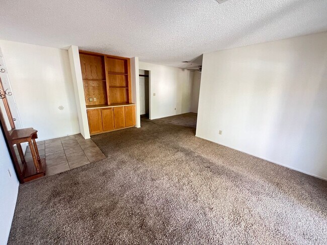 Building Photo - Spacious 2 bedroom 2nd floor unit