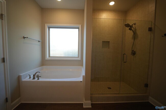 Building Photo - 204 Joan Cir