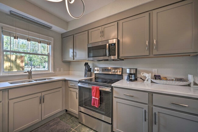 Building Photo - 224 E Kelly Park Rd