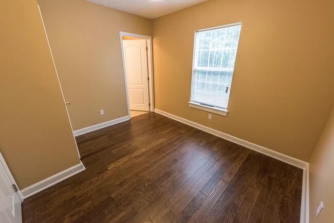 Building Photo - 1900 Lee Rd 61