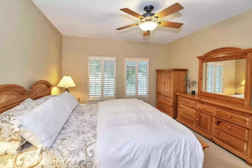 Bedroom - 712 W Manhatton Dr