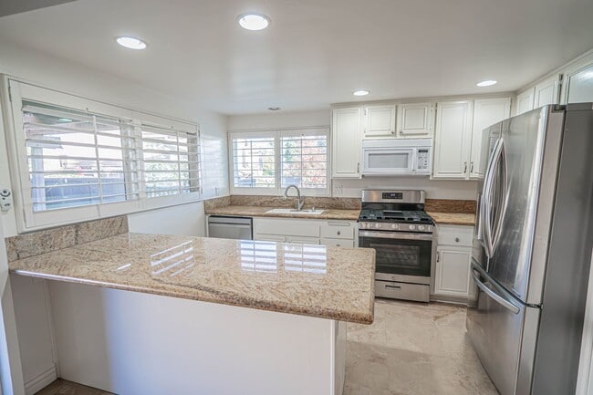 Building Photo - 4-Bedroom Plus Bonus Room Home with Golf Course Views & Community Pool in Valencia!