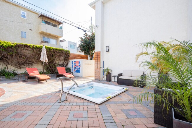 Building Photo - 2721 2nd St