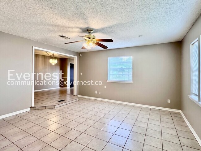 Building Photo - 4 Bed/2.5 Bath Home with Fenced Yard & Garage / Available Now!