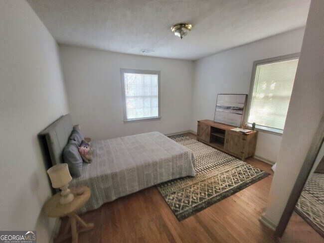 Building Photo - 990 Sycamore Dr