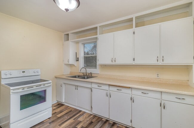 Building Photo - 2 Bed | 1 Bath Across From Coon Lake